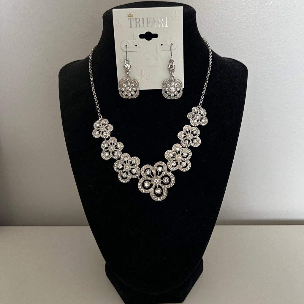 Trifari Graduated Floral Link Necklace Earrings Set 29$
